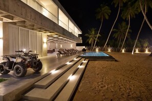 Pool - 6 BR Beachfront Luxury Villa (kahandamodara)