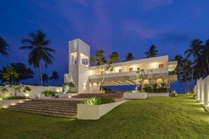 Exterior - 6 BR Beachfront Luxury Villa (kahandamodara)