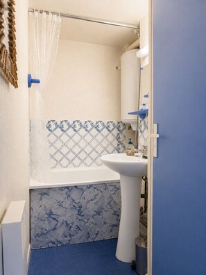 Shower, hair dryer, towels - Seafront Apartment – Sleeps 4 (Les Sables-d´Olonne)