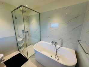 Bathroom - Luxury Ocean View with Rooftop Pool (Colombo)