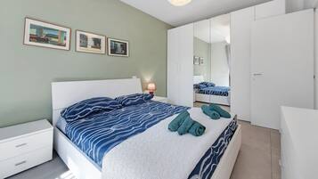 Iron/ironing board, WiFi, bed sheets