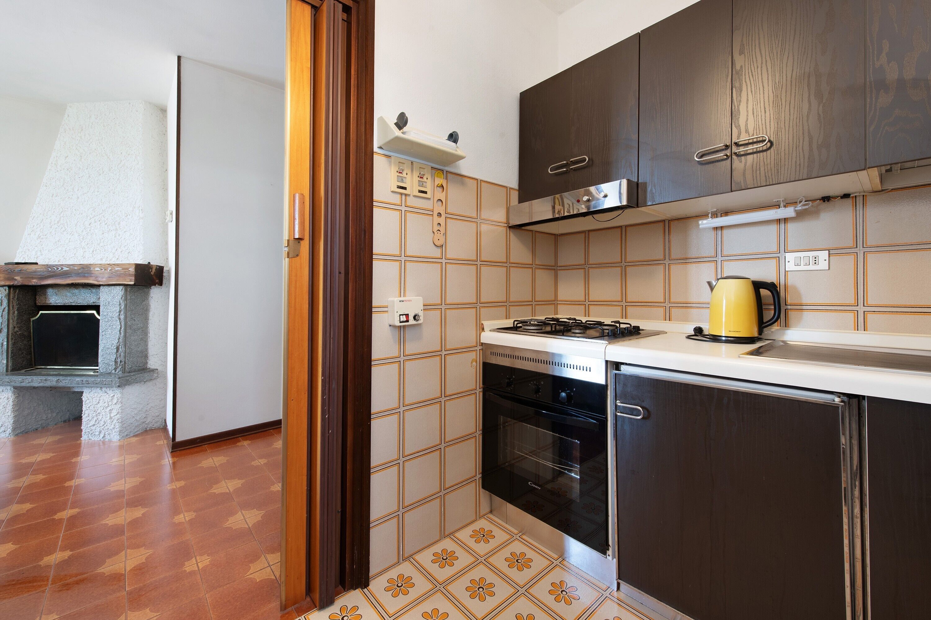 Fridge, oven, coffee/tea maker, highchair