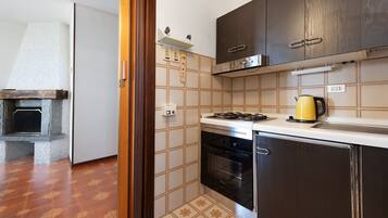 Fridge, oven, coffee/tea maker, highchair