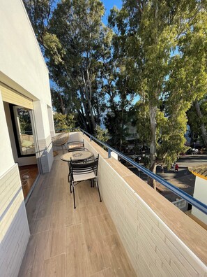 Outdoor dining - Bright apartment with terrace and views (Chipiona)