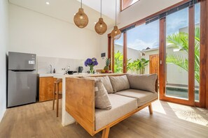 Vila superior, vista para a piscina | Área de estar | Smart TV