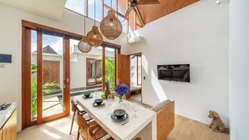 Superior Villa, Pool View | Dining
