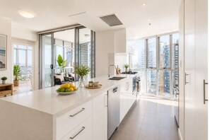 Private kitchen - 2-bedroom apartment in adorable St Leonards with PARKING (St Leonards)