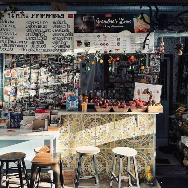 Classic Studio | Bar (on property) - auntythong house (Krung Thep Maha Nakhon)
