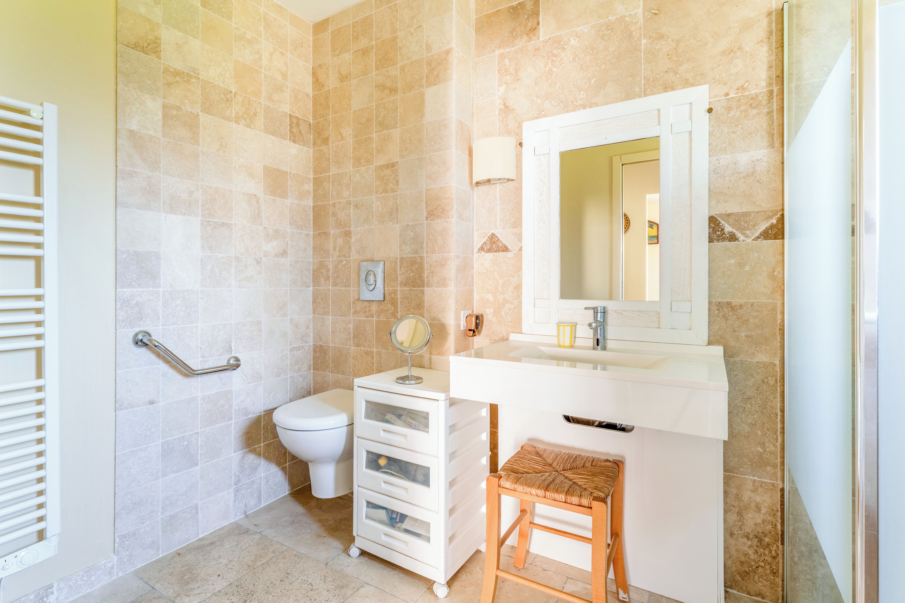 Douche, sèche-cheveux, serviettes fournies, savon