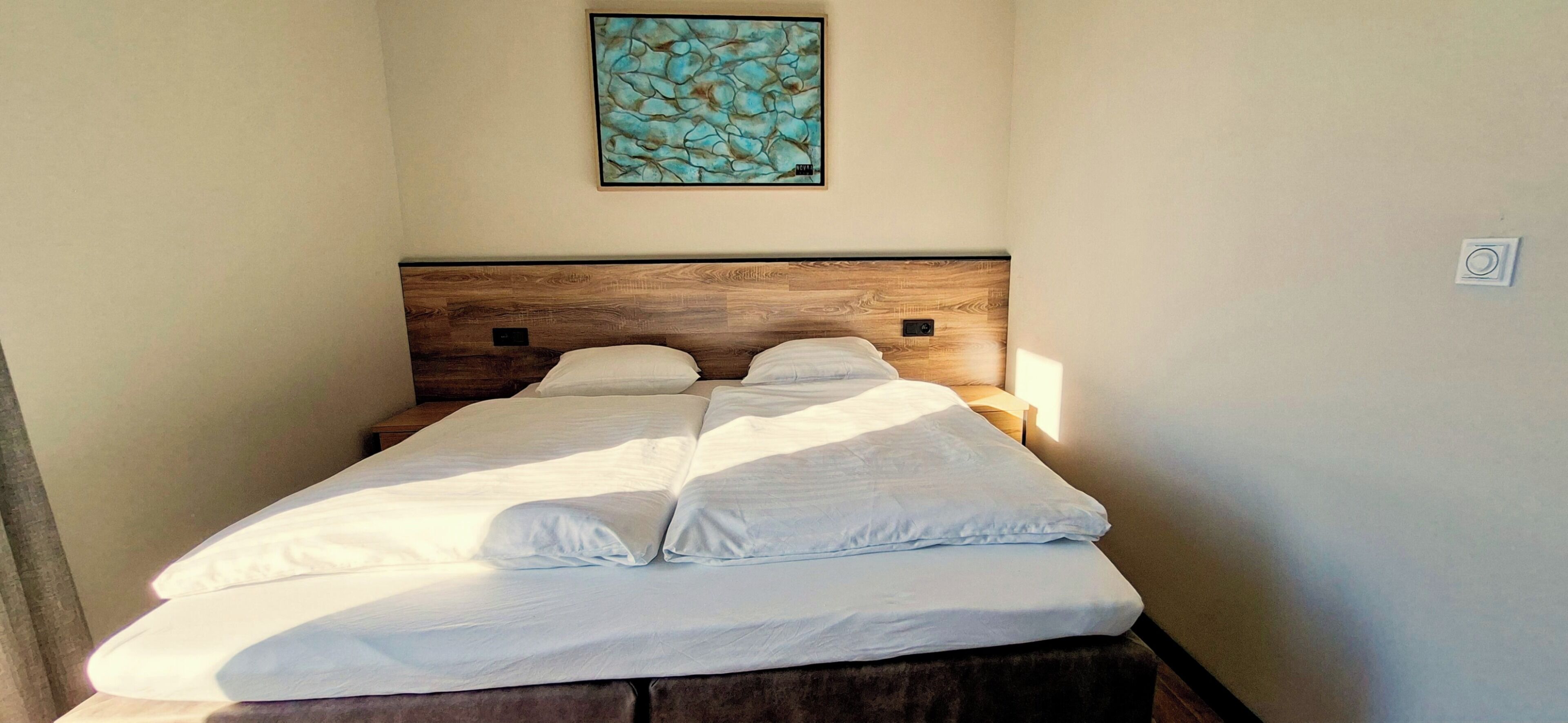 4 bedrooms, iron/ironing board, internet, bed sheets