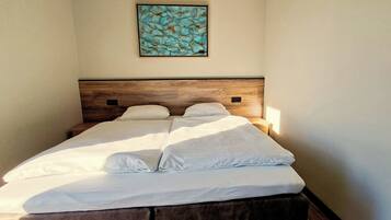 4 bedrooms, iron/ironing board, internet, bed sheets
