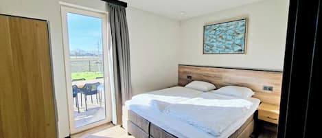 4 bedrooms, iron/ironing board, Internet, bed sheets