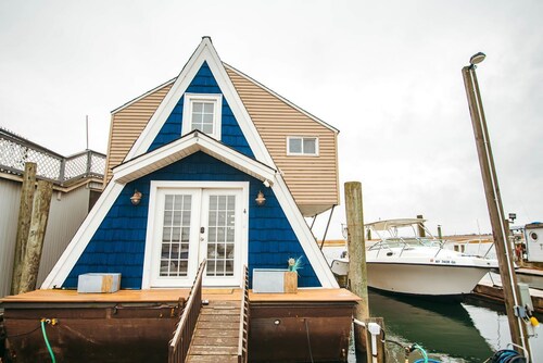 Unique Cozy A-Frame Houseboat Close to Jones Beach for an Unforgettable Coastal Getaway in Seaford, New York