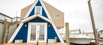 Unique Cozy A-Frame Houseboat Close to Jones Beach for an Unforgettable Coastal Getaway in Seaford, New York