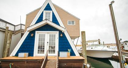 Unique Cozy A-Frame Houseboat Close to Jones Beach for an Unforgettable Coastal Getaway in Seaford, New York