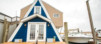 Unique Cozy A-Frame Houseboat Close to Jones Beach for an Unforgettable Coastal Getaway in Seaford, New York