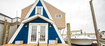 Unique Cozy A-Frame Houseboat Close to Jones Beach for an Unforgettable Coastal Getaway in Seaford, New York