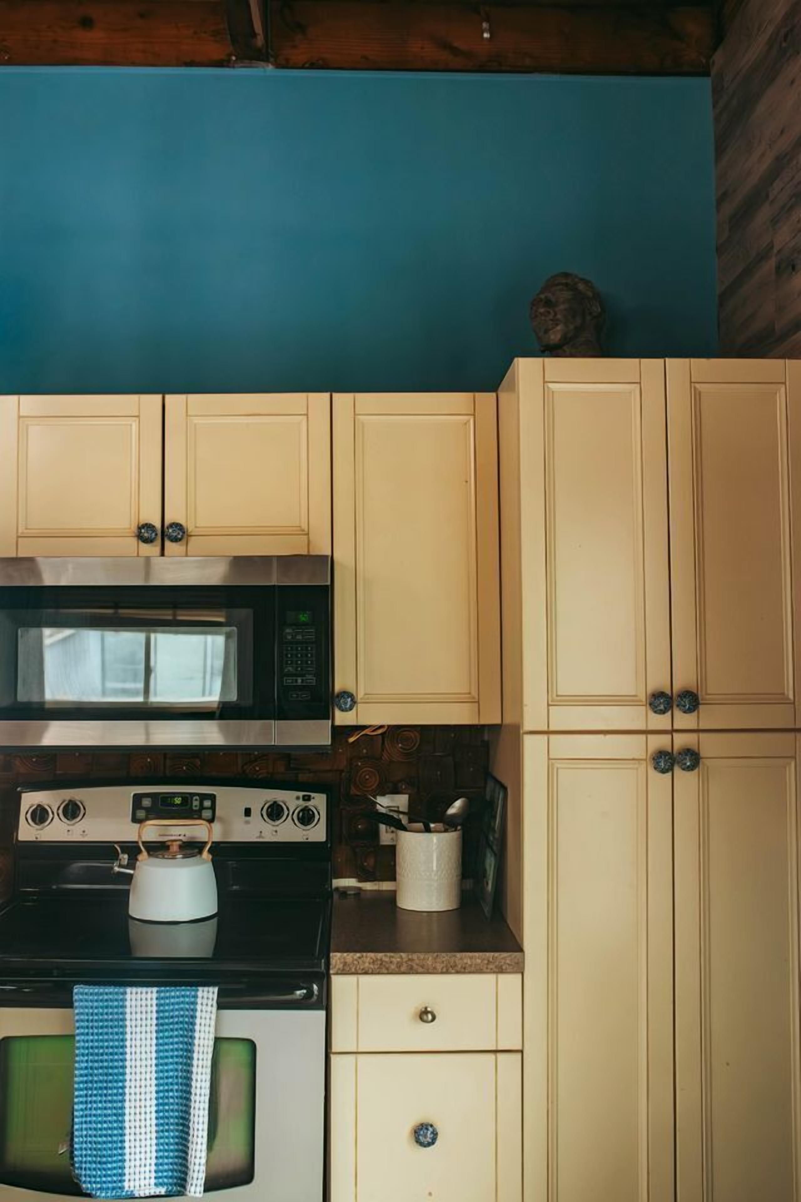 Coffee/tea maker, fridge, oven, stovetop