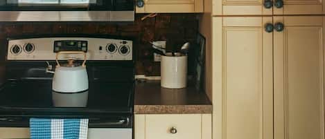 Coffee/tea maker, fridge, oven, stovetop
