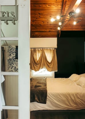 Room - Unique Cozy A-Frame Houseboat Close to Jones Beach for an Unforgettable Coastal Getaway in Seaford, New York (Seaford)