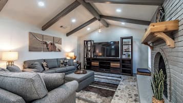 Casa, letti multipli, accesso alla piscina, vista giardino (5409 Ocean Drive) | Area soggiorno