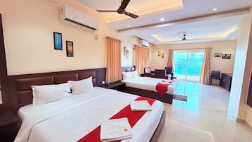 Grand Quadruple Room, Partial Sea View | Desk, free WiFi