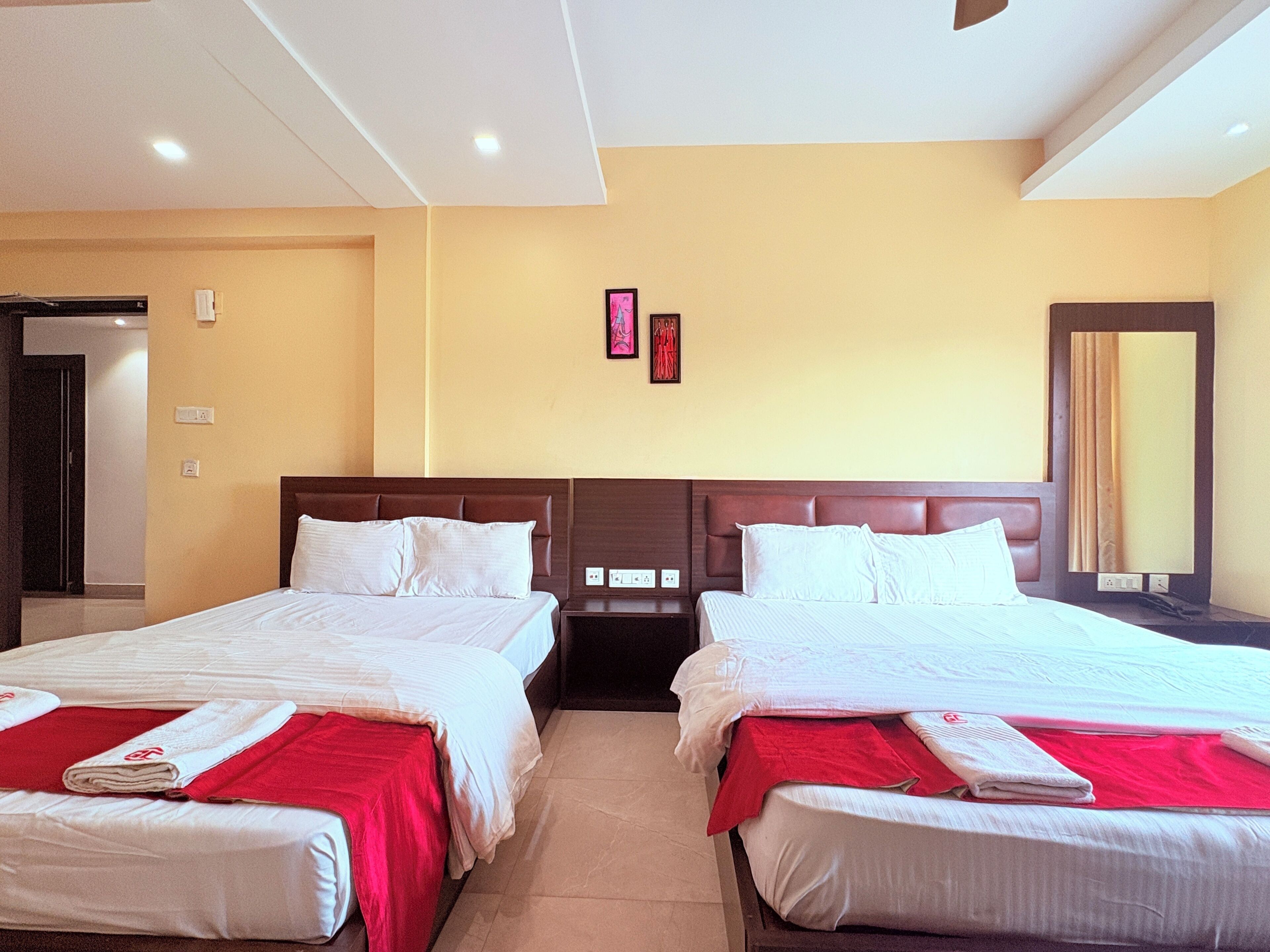 Habitación cuádruple presidencial, vistas parciales al mar | Escritorio y wifi gratis