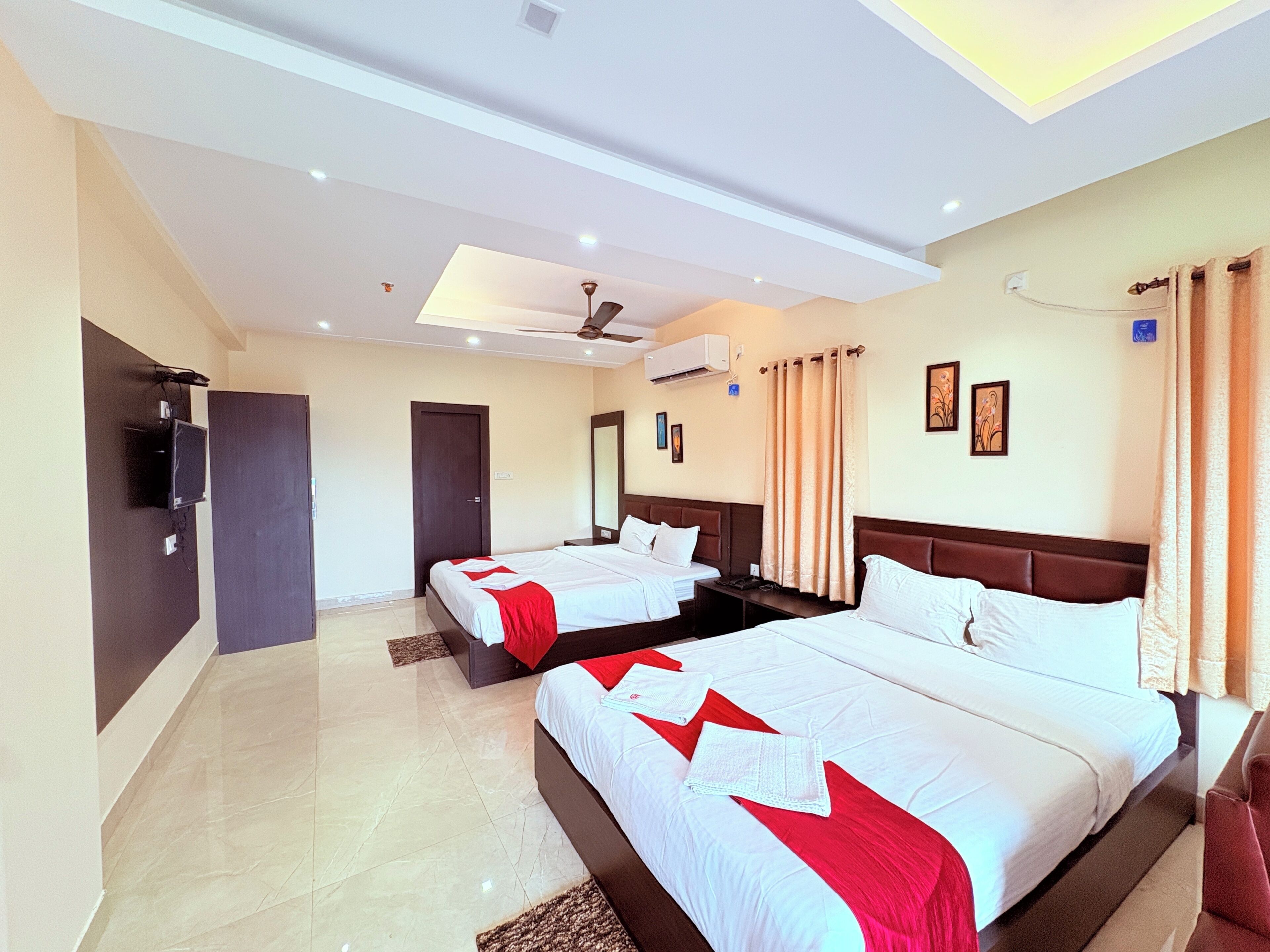 Habitación cuádruple Grand, vistas parciales al mar | Escritorio y wifi gratis