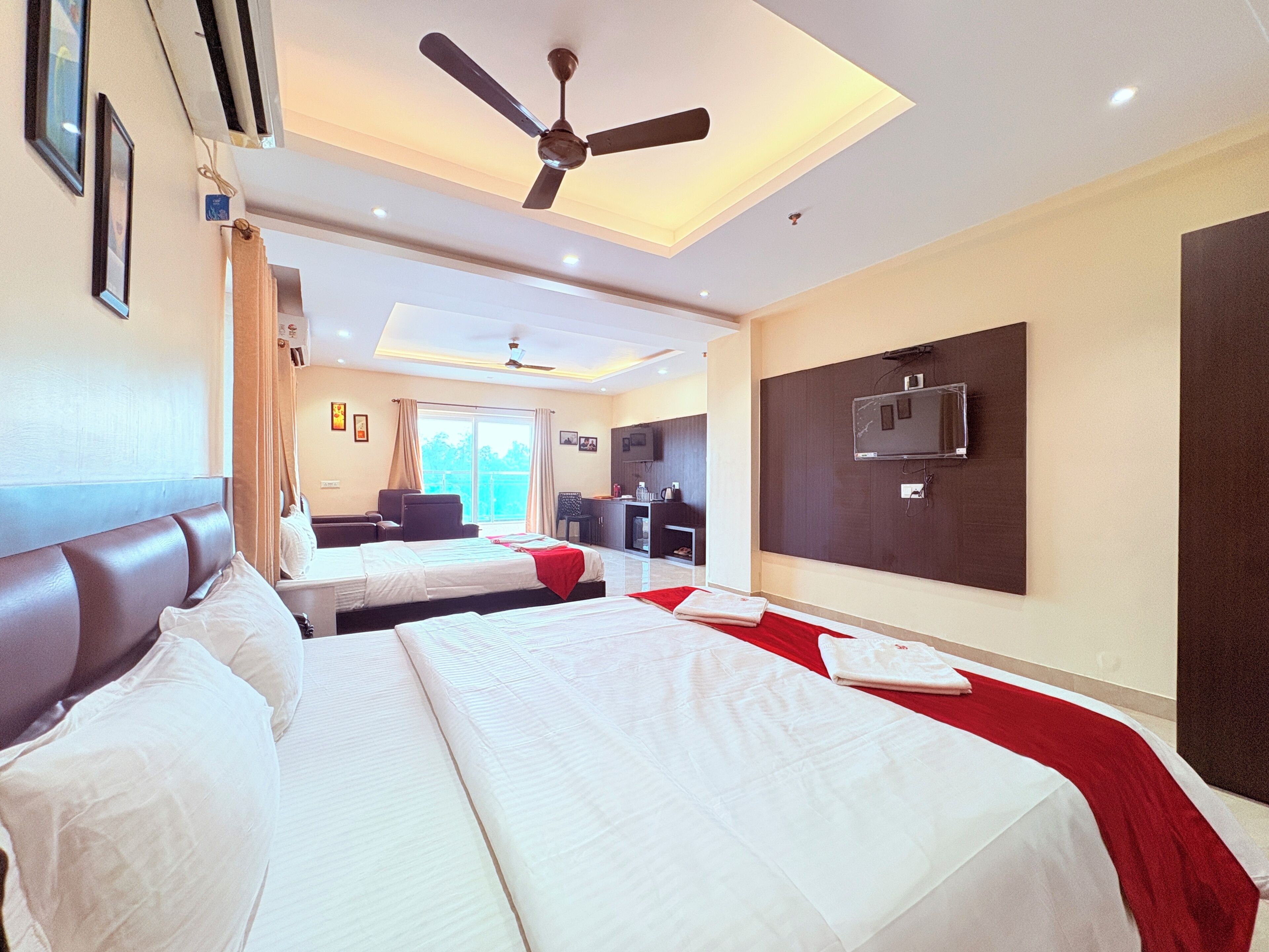 Habitación cuádruple Grand, vistas parciales al mar | Escritorio y wifi gratis