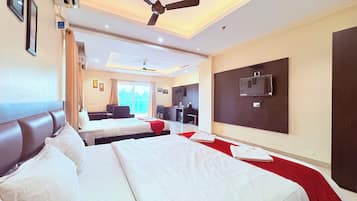 Habitación cuádruple Grand, vistas parciales al mar | Escritorio y wifi gratis
