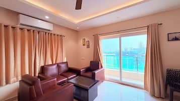 Grand Quadruple Room, Partial Sea View | Desk, free WiFi