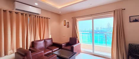 Habitación cuádruple Grand, vista parcial al mar | Escritorio y wifi gratis