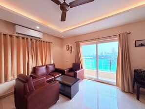 Habitación cuádruple Grand, vistas parciales al mar | Escritorio y wifi gratis