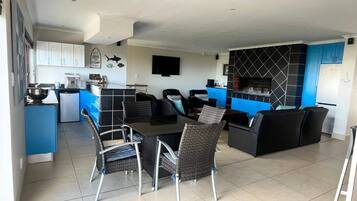 House, 5 Bedrooms, Smoking, Balcony | Lounge