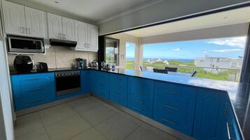 House, 5 Bedrooms, Smoking, Balcony | Interior