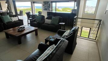 House, 5 Bedrooms, Smoking, Balcony | Lounge