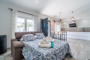 Iron/ironing board, free WiFi, bed sheets - Cubo's La Brisa del Valle Rural House / Private pool / Air conditioning / BBQ / Free Wi-Fi (Alhaurín el Grande)