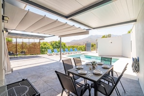 An outdoor dining area with a pool, chairs, and a pergola. - Cubo's La Brisa del Valle Rural House / Private pool / Air conditioning / BBQ / Free Wi-Fi (Alhaurín el Grande)