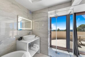 Quarto casal superluxo, sacada, vista para o mar | Banheiro