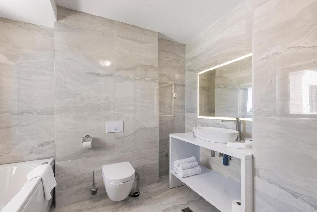 Superior-Doppelzimmer, Gartenblick | Badezimmer | Bademäntel