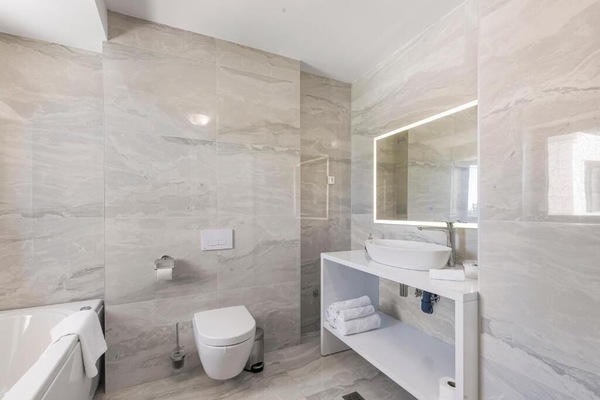 Superior-Doppelzimmer, Gartenblick | Badezimmer | Bademäntel