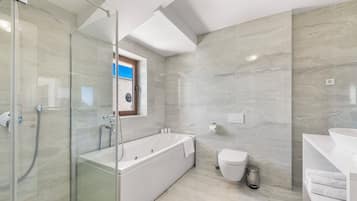 Deluxe Double Room, Balcony, Sea View | Bathroom