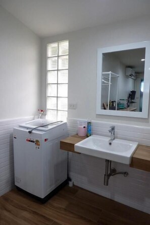 Basic Studio | Bathroom - Oskar's House (Krung Thep Maha Nakhon)