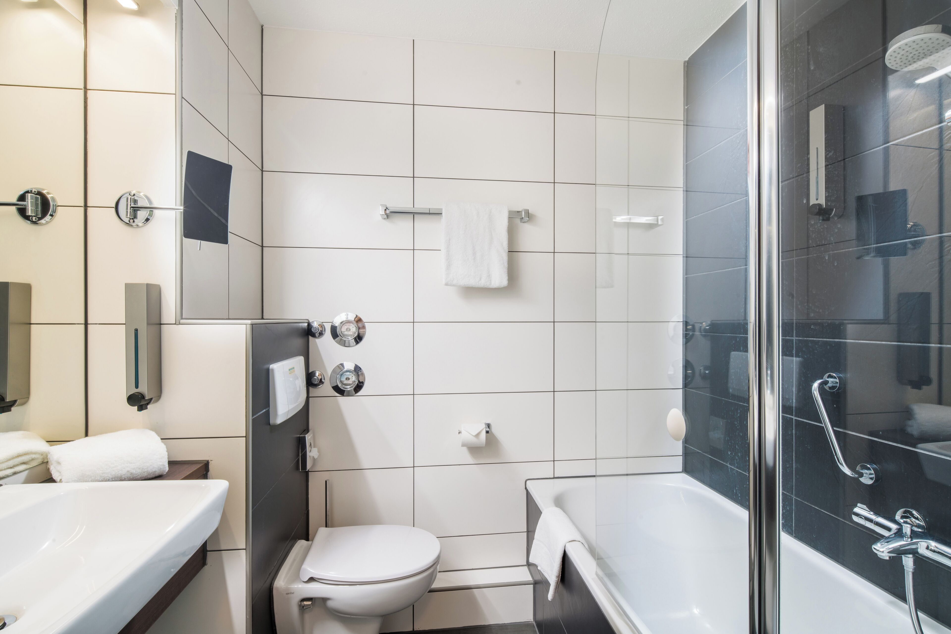 Bañera con ducha, cabezal de ducha tipo lluvia, secador de pelo, toallas