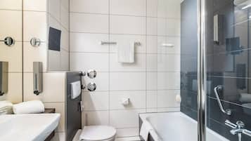 Bañera con ducha, cabezal de ducha tipo lluvia, secador de pelo, toallas