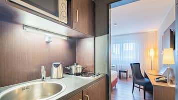 Frigobar, microondas, placa de cocina, utensilios de cocina