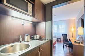 迷你冰箱、微波炉、炉灶、厨具/餐具