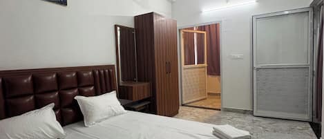 Suite | Rollaway beds, free WiFi, bed sheets