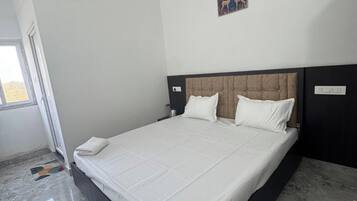 Luxury Room | Rollaway beds, free WiFi, bed sheets