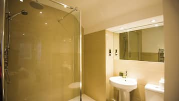 Deluxe Double Room | Bathroom | Hair dryer, towels, soap, shampoo